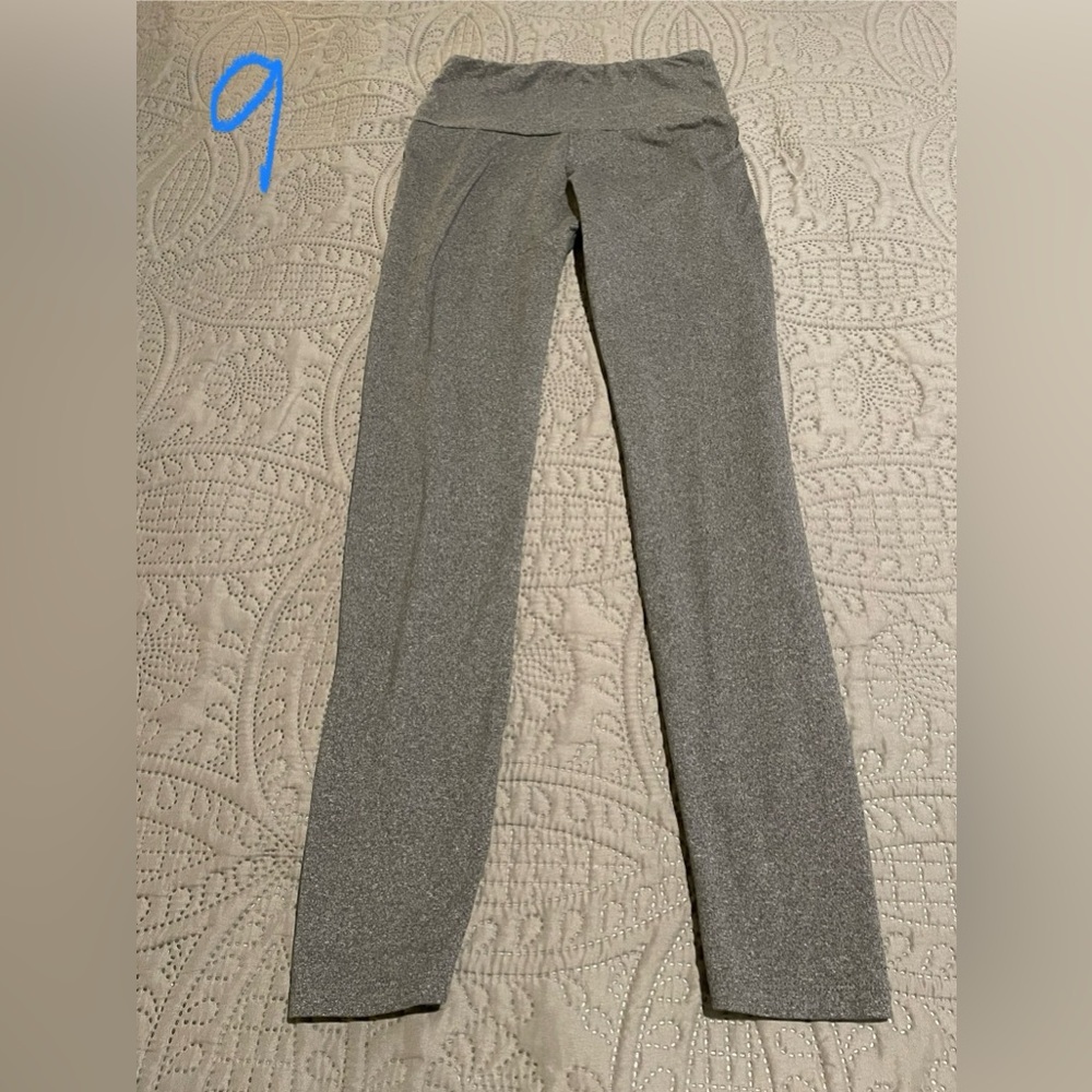 Women’s super soft, buttery gray leggings. Size M
